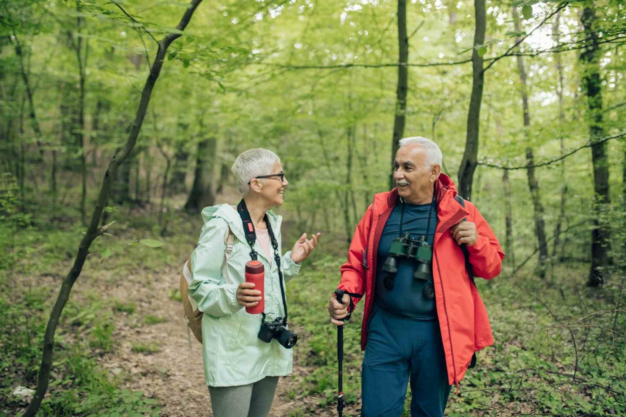seniorzy na wycieczce w lesie